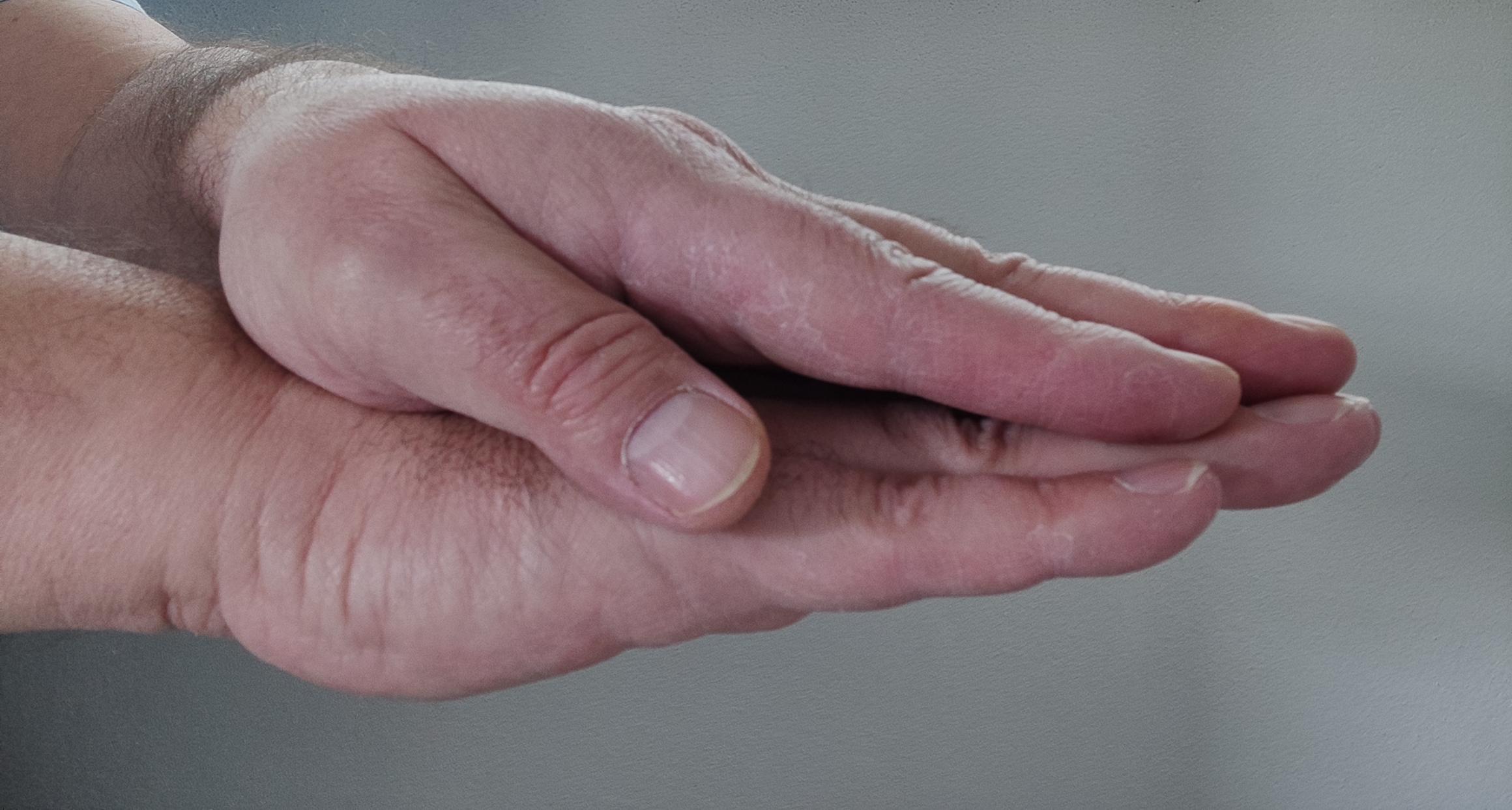 Quelle est la position des mains à adopter pour pratiquer la méthode de caresse par les mains?